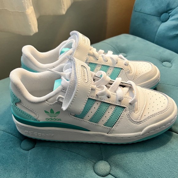 NEW Adidas Low Court women’s  size 6, with aqua stripes basketball shoe - Picture 8 of 11
